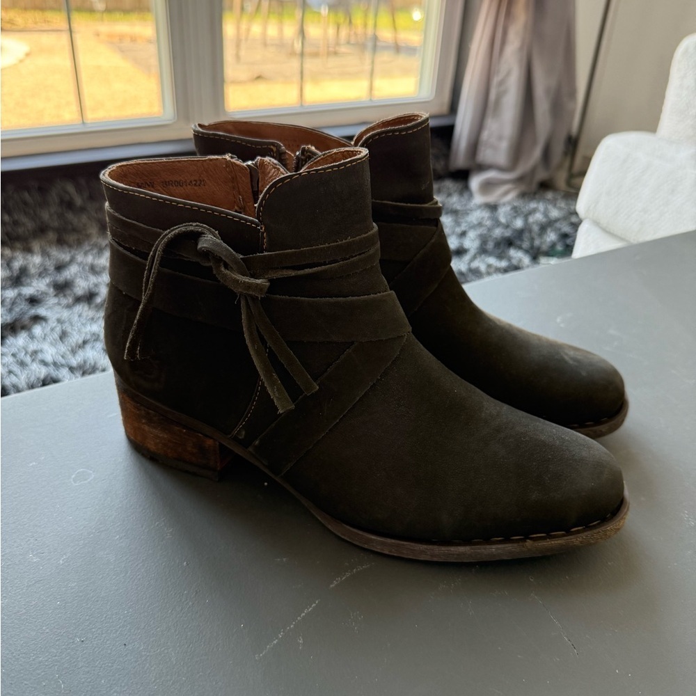 Born Montanilla Ankle Booties Shoes Size 9 Olive Green Suede